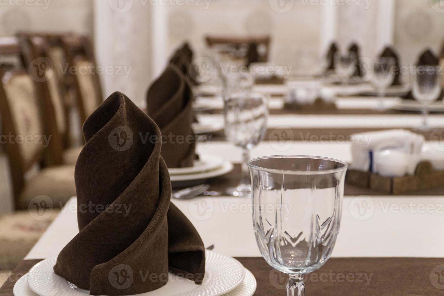 servering bankettbord i en lyxig restaurang i brun och vit stil foto