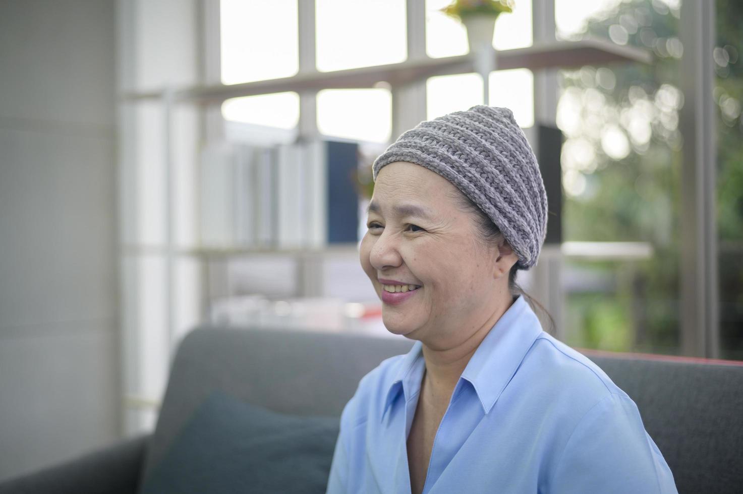 headshot av leende cancer kvinna i hemmet foto