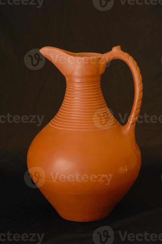 orientalisk antik kanna keramik på en svart bakgrund närbild foto