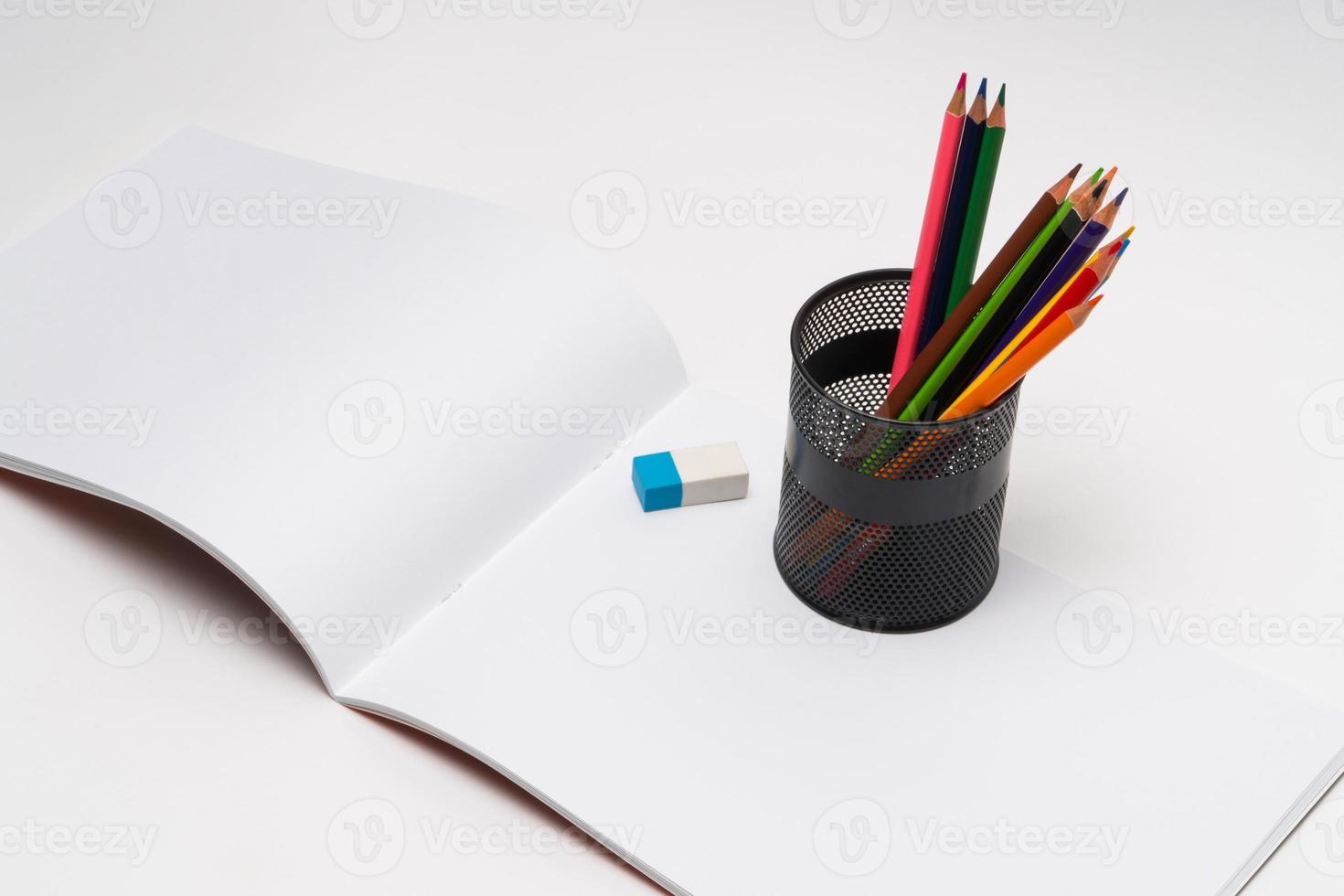 ritalbum och färgpennor på en vit bakgrund. tillbaka till skolan foto