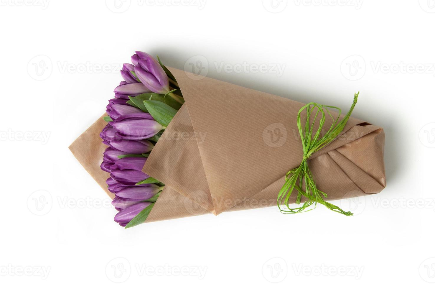 violetta tulpaner i en pappersbukett tillhörande band. alla hjärtans dag foto