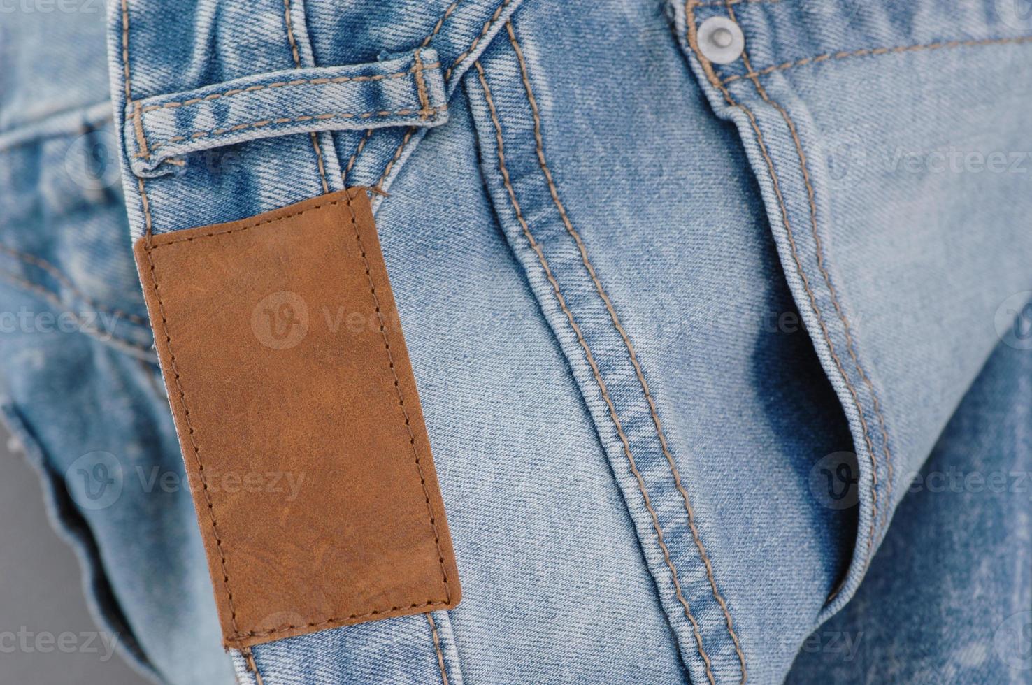 del av jeansbyxor med bakfickor och etikett, närbild foto