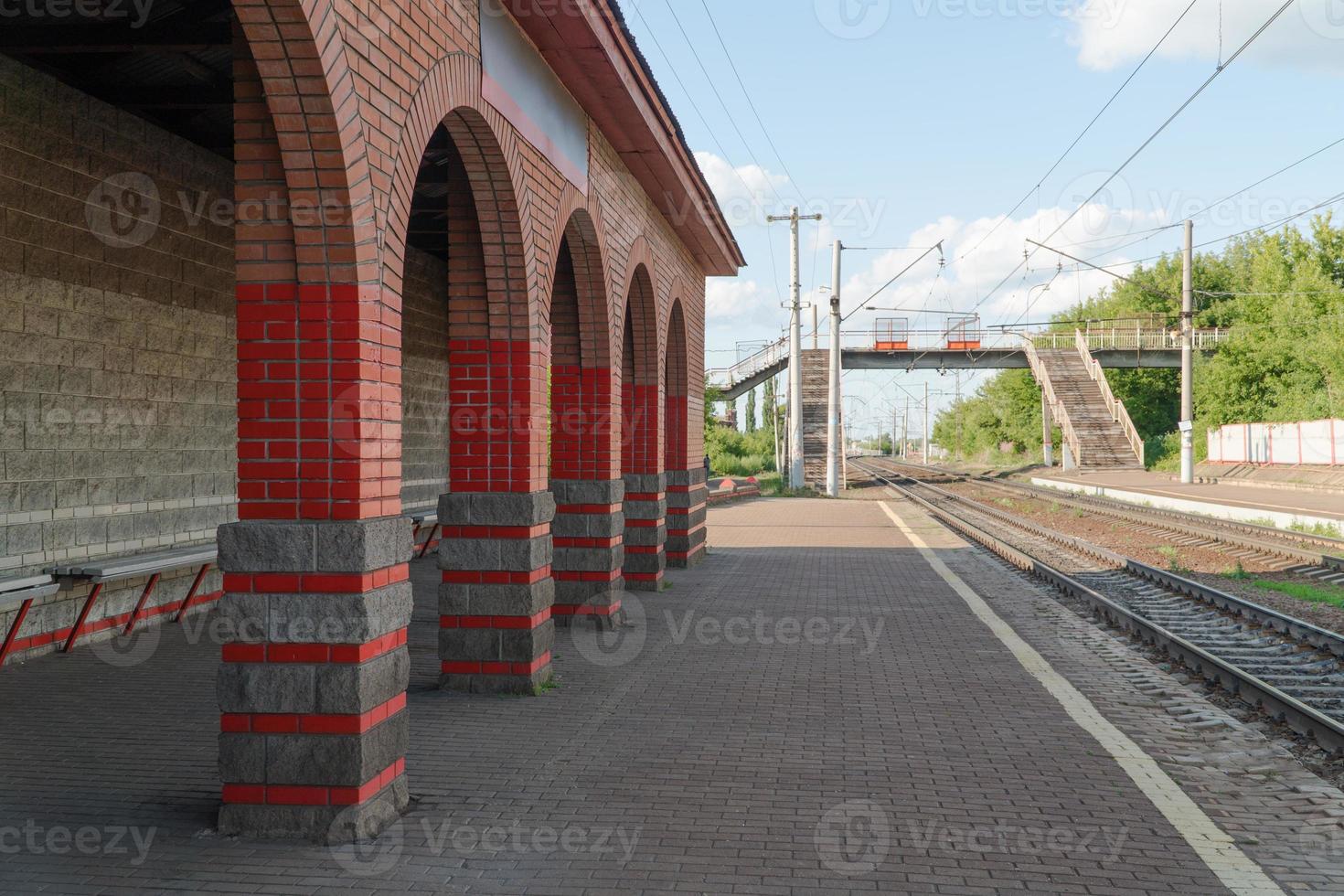 modern järnvägspassagerarstation foto