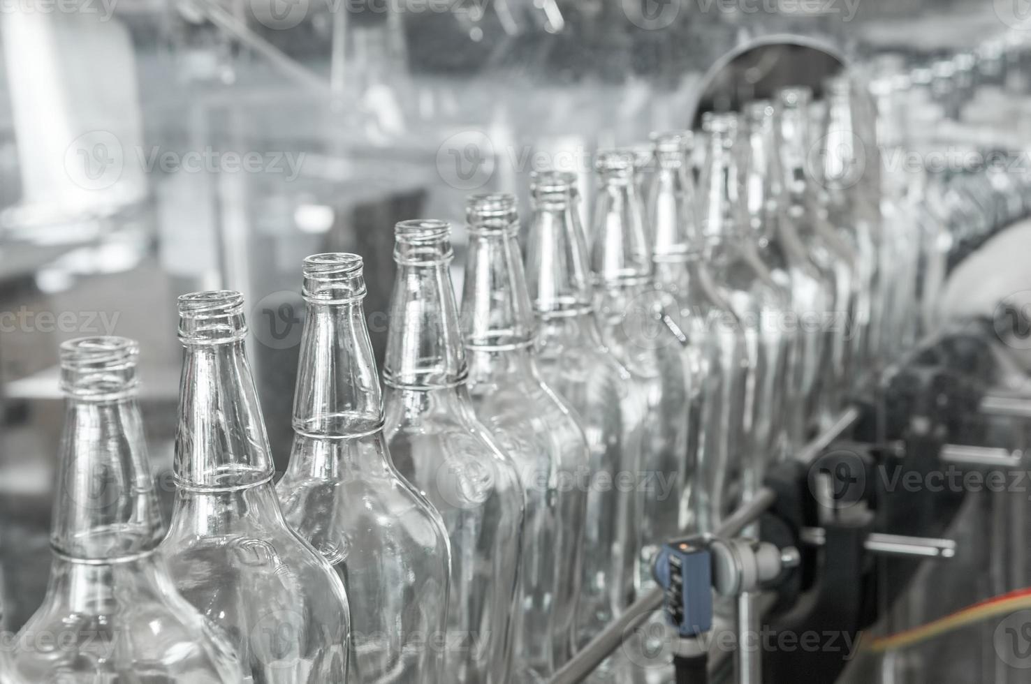 anläggning för tillverkning av glasflaskor och tappning av drycker foto