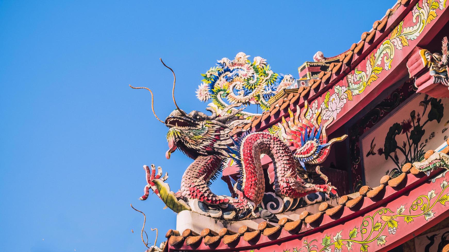 kinesisk drake på taket av kinesiska templet. takfoten av ett tempel i Kina drakar på taket av himlen dyrka palats. kinesiska kejserliga takdekorationer foto