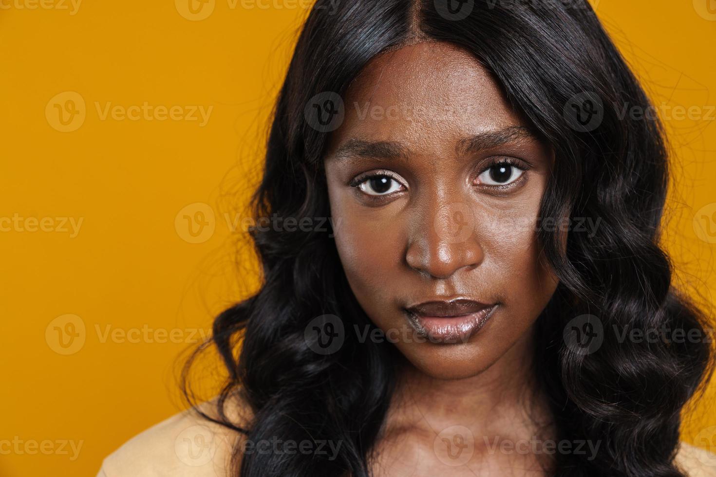 självsäker afrikansk kvinna tittar på kameran foto