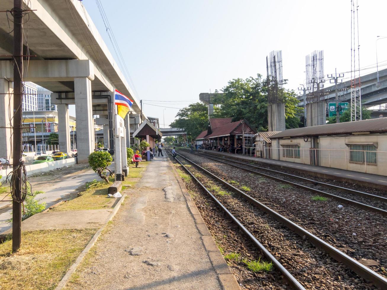 srt mörkröd linjeelektrisk tåg och järnväg bangkokthailand28 september 2018båda sträckorna är parallella med rangsit den 28 september 2018 i thailand. foto