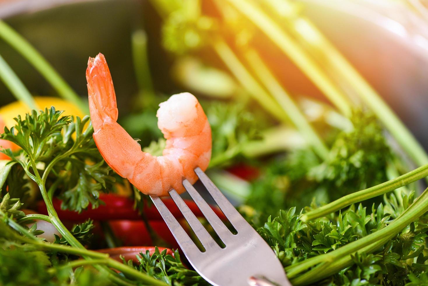 räkor på gaffel tillagade skaldjur räkor räkor ocean gourmetmiddag i gaffel foto