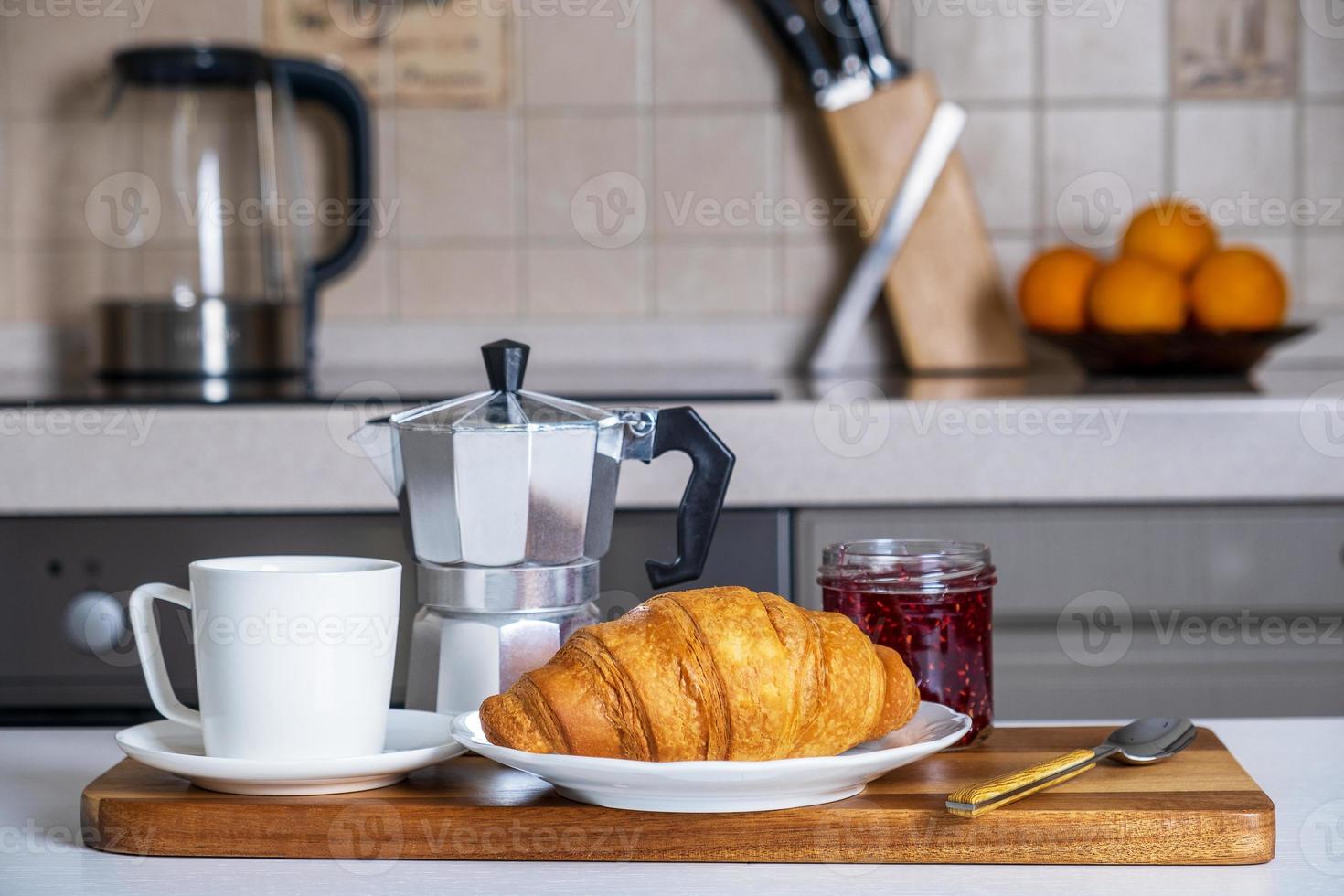 servera på serveringsbräda med kaffe, croissant och sylt foto