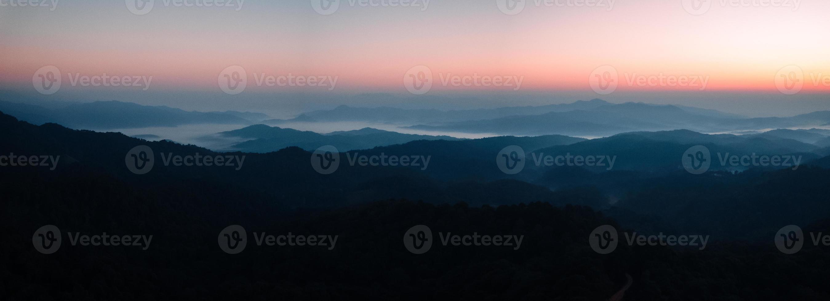 tidig morgonsoluppgång i skogen foto