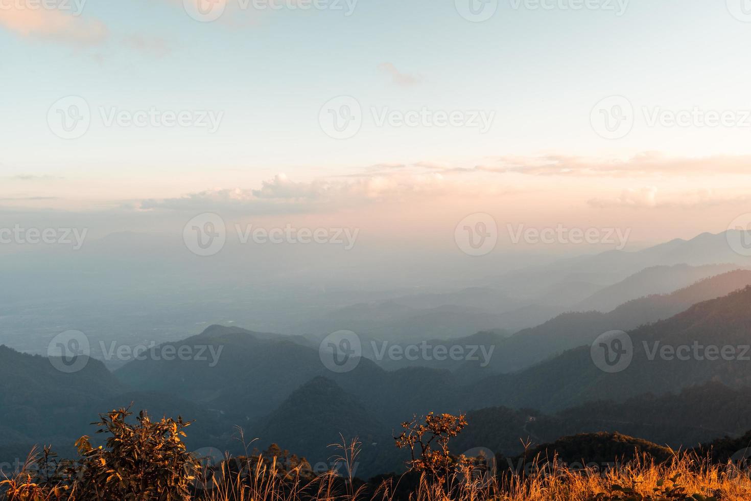 landskap bergslandskap på kvällen foto