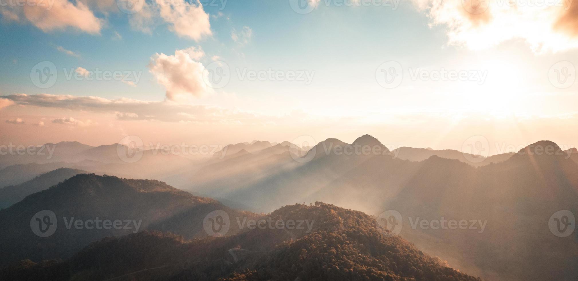 landskap bergslandskap på kvällen foto