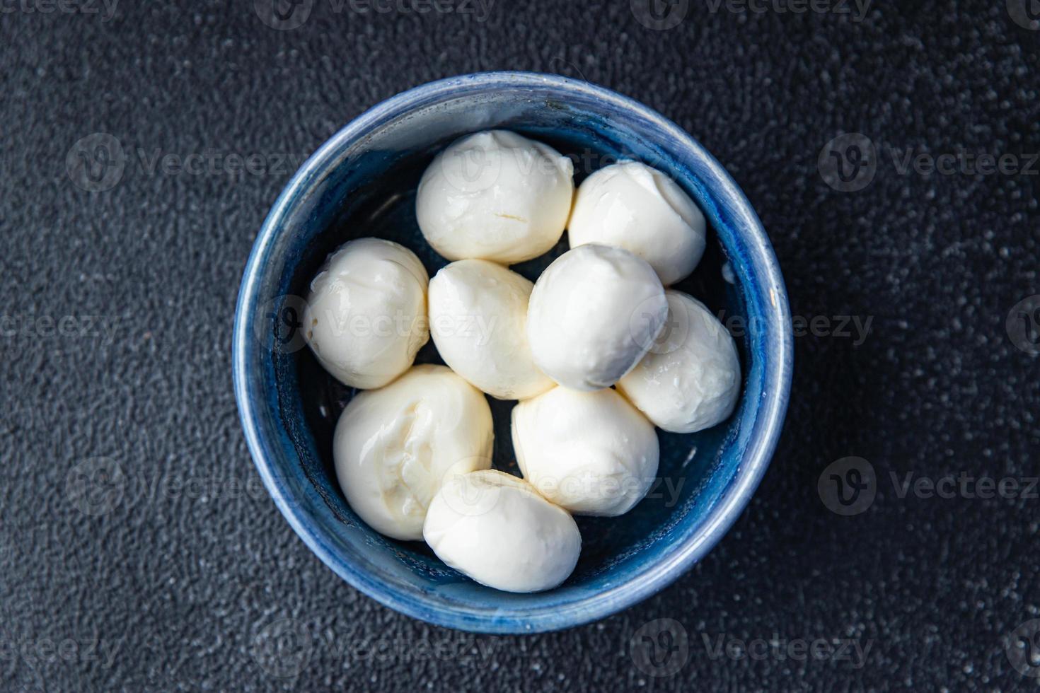 mozzarella små bollar komjölk eller buffel, get hälsosam måltid mat mellanmål på bordet foto