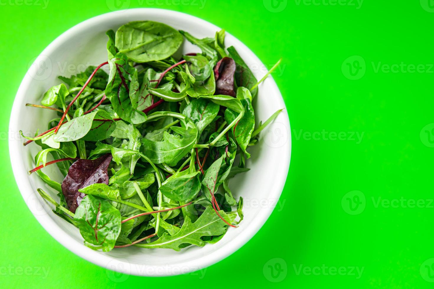 salladstallrik gröna blad blanda hälsosam måltid vegansk eller vegetarisk mat foto