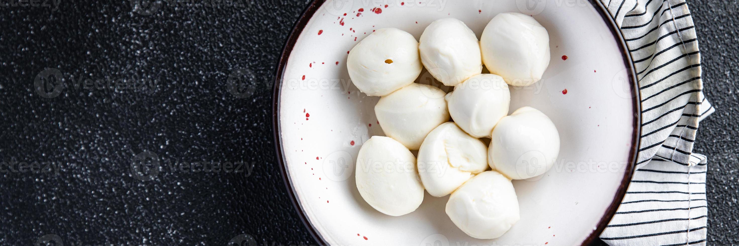 mozzarella små bollar komjölk eller buffel, get hälsosam måltid mat mellanmål på bordet foto