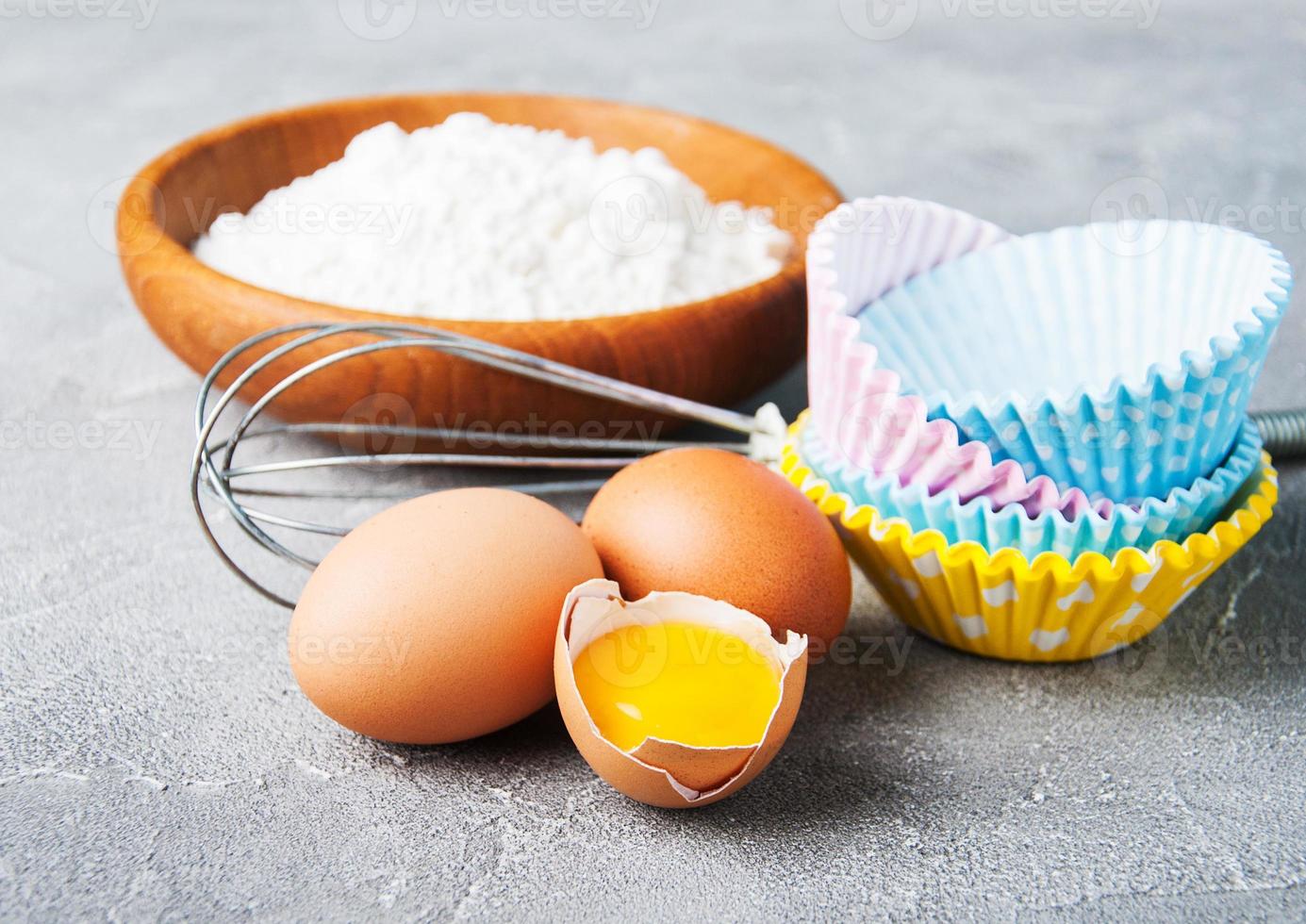 bakningsingredienser - mjöl och ägg foto