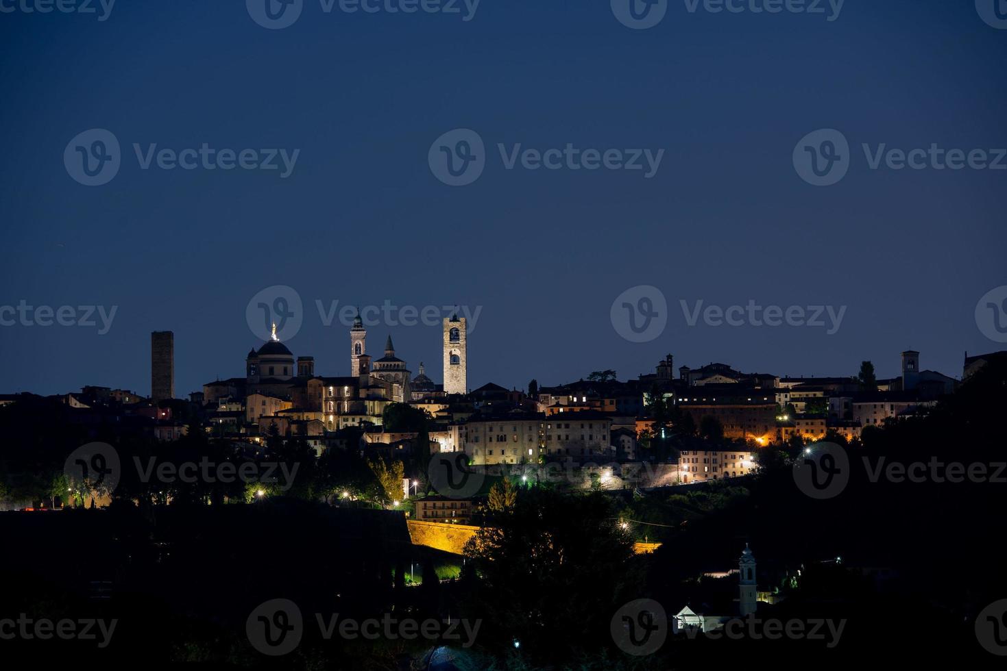 bergamo skyline på natten foto