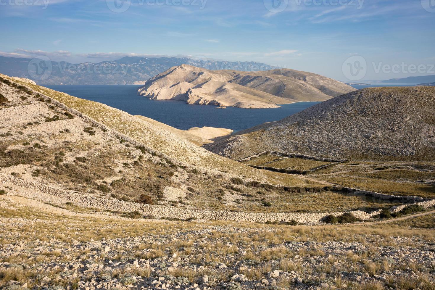 utsikt över obebodda otok prvic från södra spetsen av ön krk i kvarnerbukten, kroatien. foto