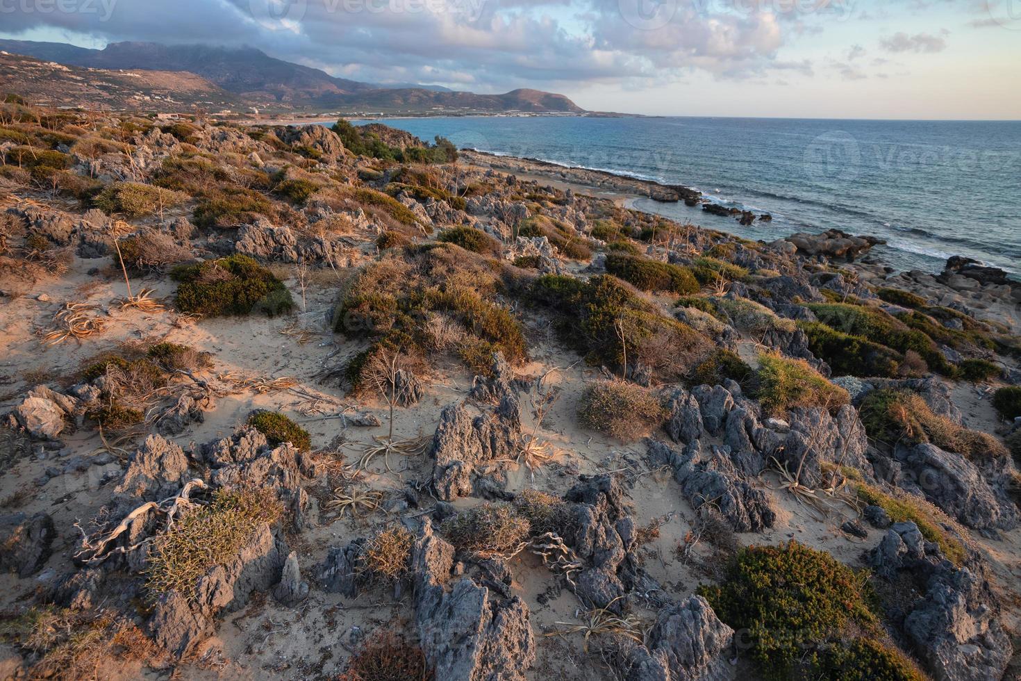 solnedgångsvy nära falasarna strand på Kreta, Grekland. foto