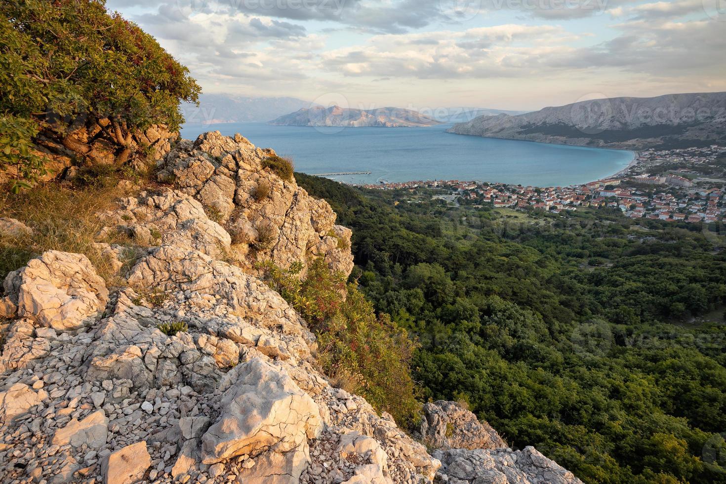 utsikt över staden och stranden i baska på en ö av krk i kroatien. foto