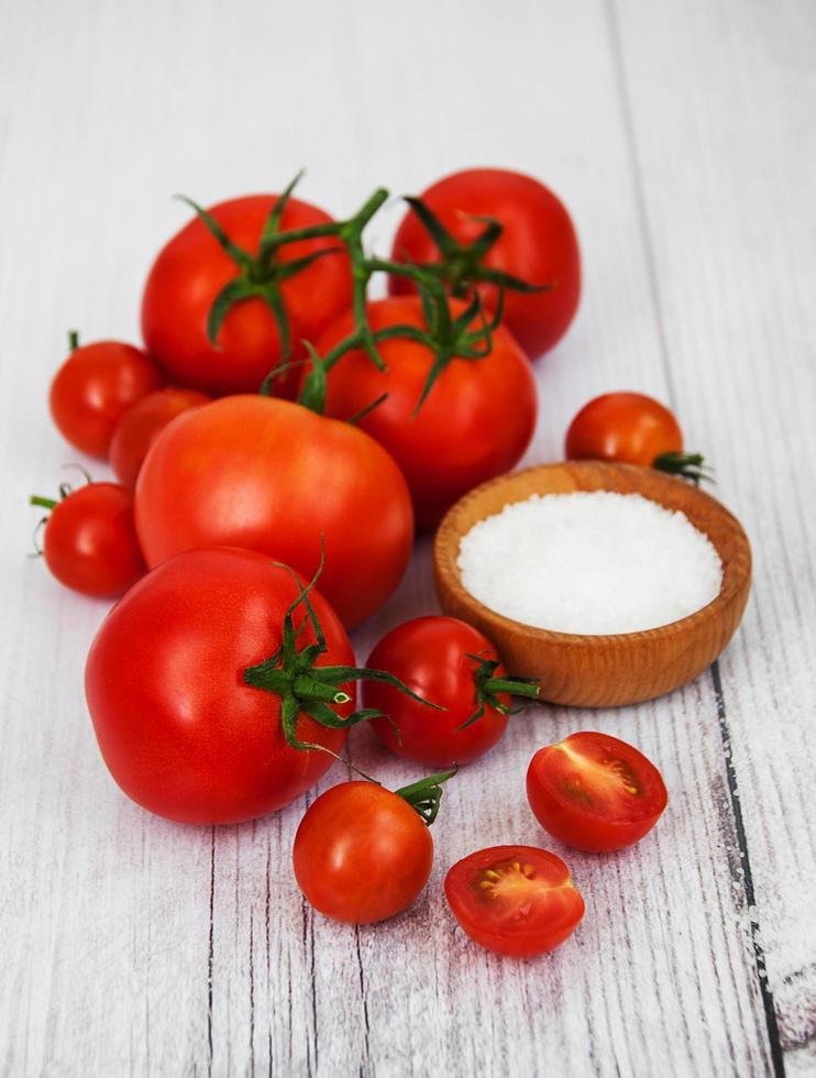 färska tomater på ett bord foto