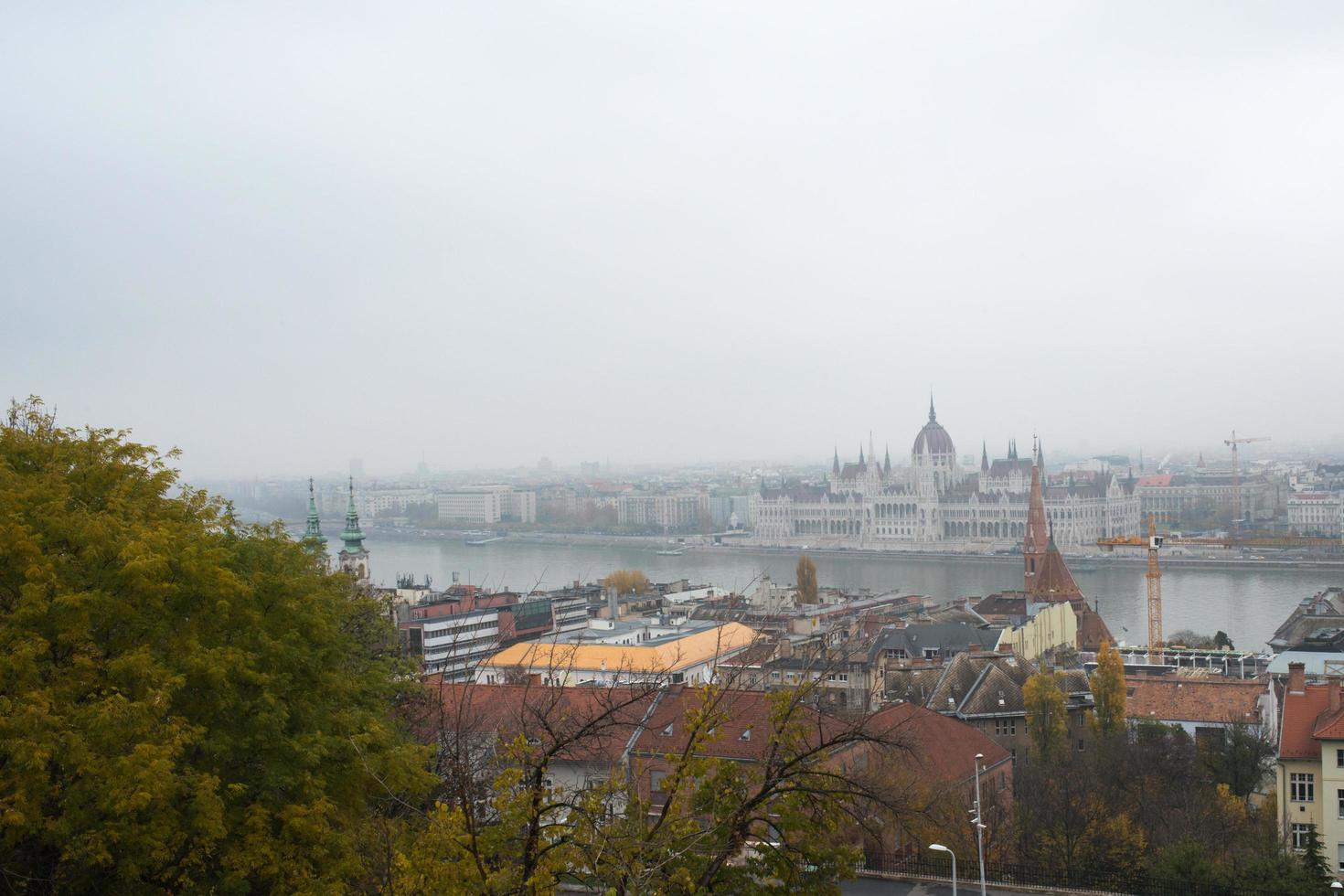 Flygfoto över budapest från fiskarens bastion i en molnig dag. Ungern foto