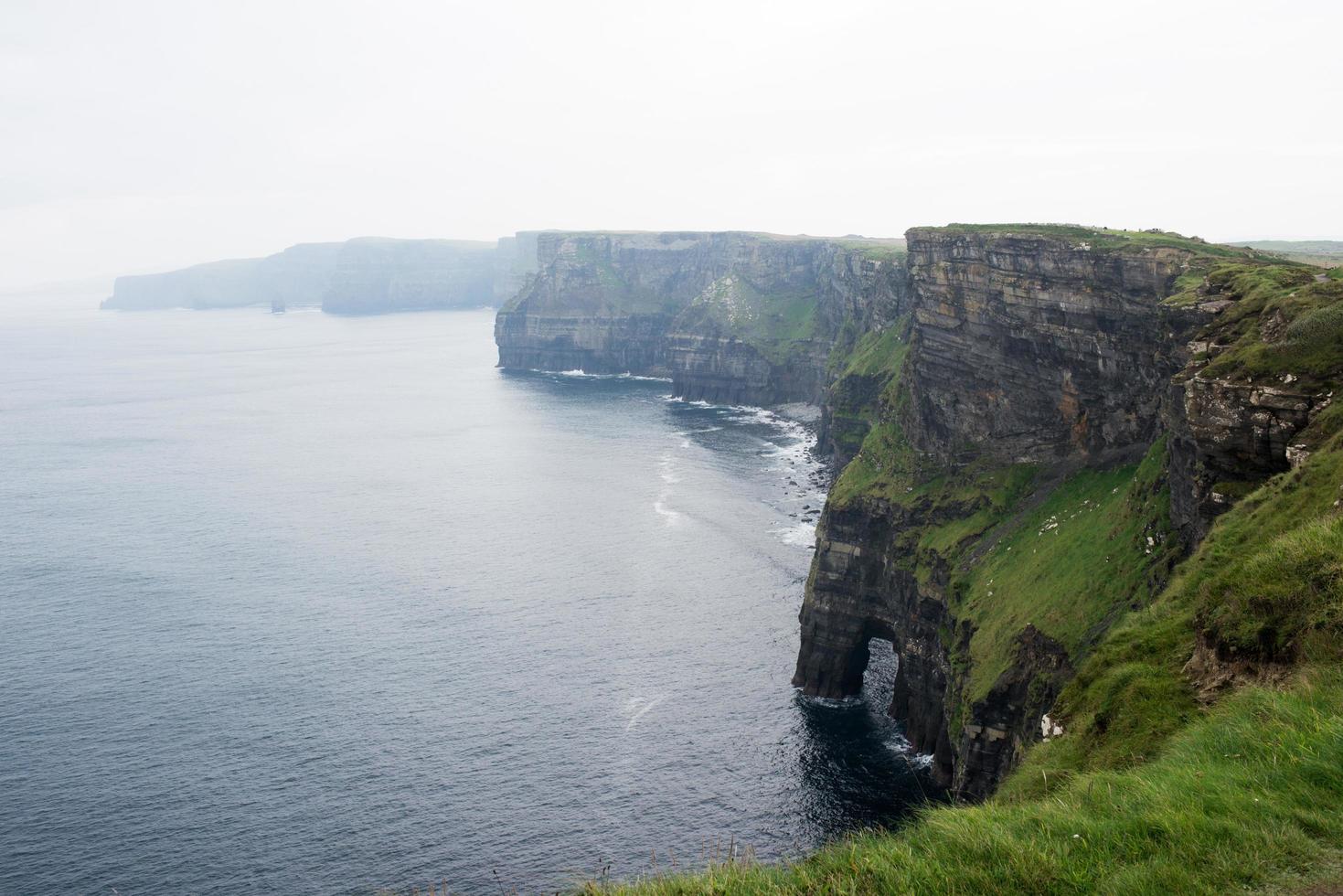 vackra klippor och kustlinje vid moher, irland foto