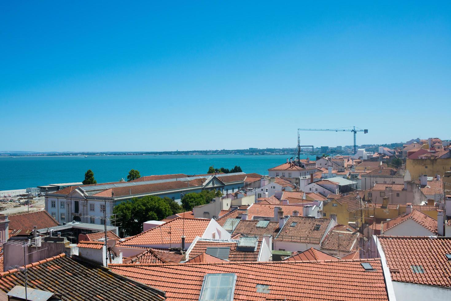 Flygfoto över Lissabons hustak och floden. portugal foto