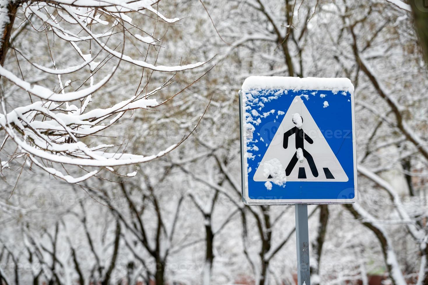 snötäckta vägskylt på stadsgatan foto