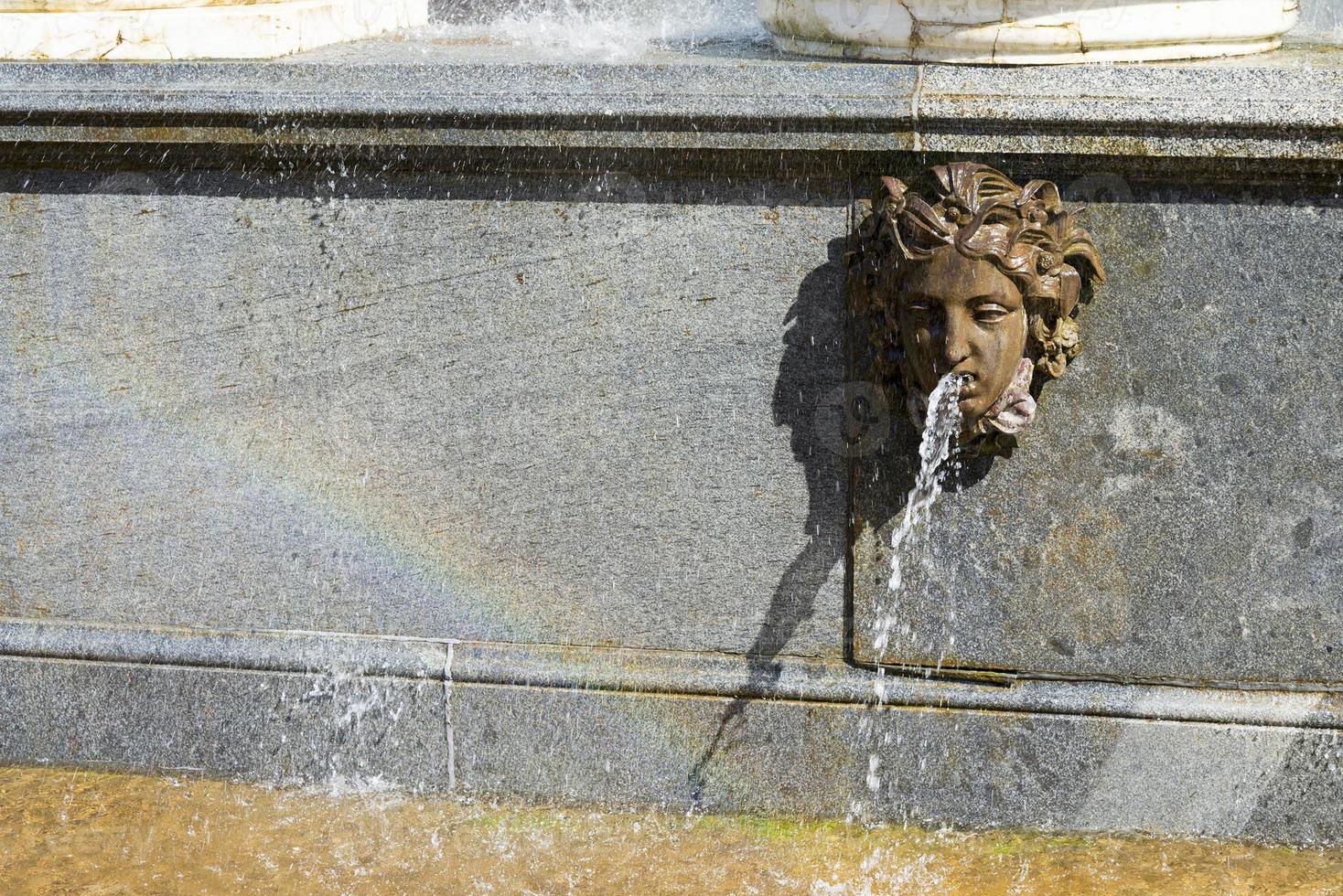 fontän med huvud i peterhof. foto