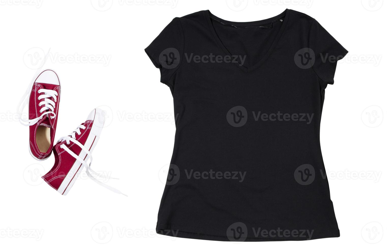 Tom t-shirt isolerad - textutrymme. röda snygga sneakers, svart tshirt kopia utrymme, mock up tshirt över vita foto