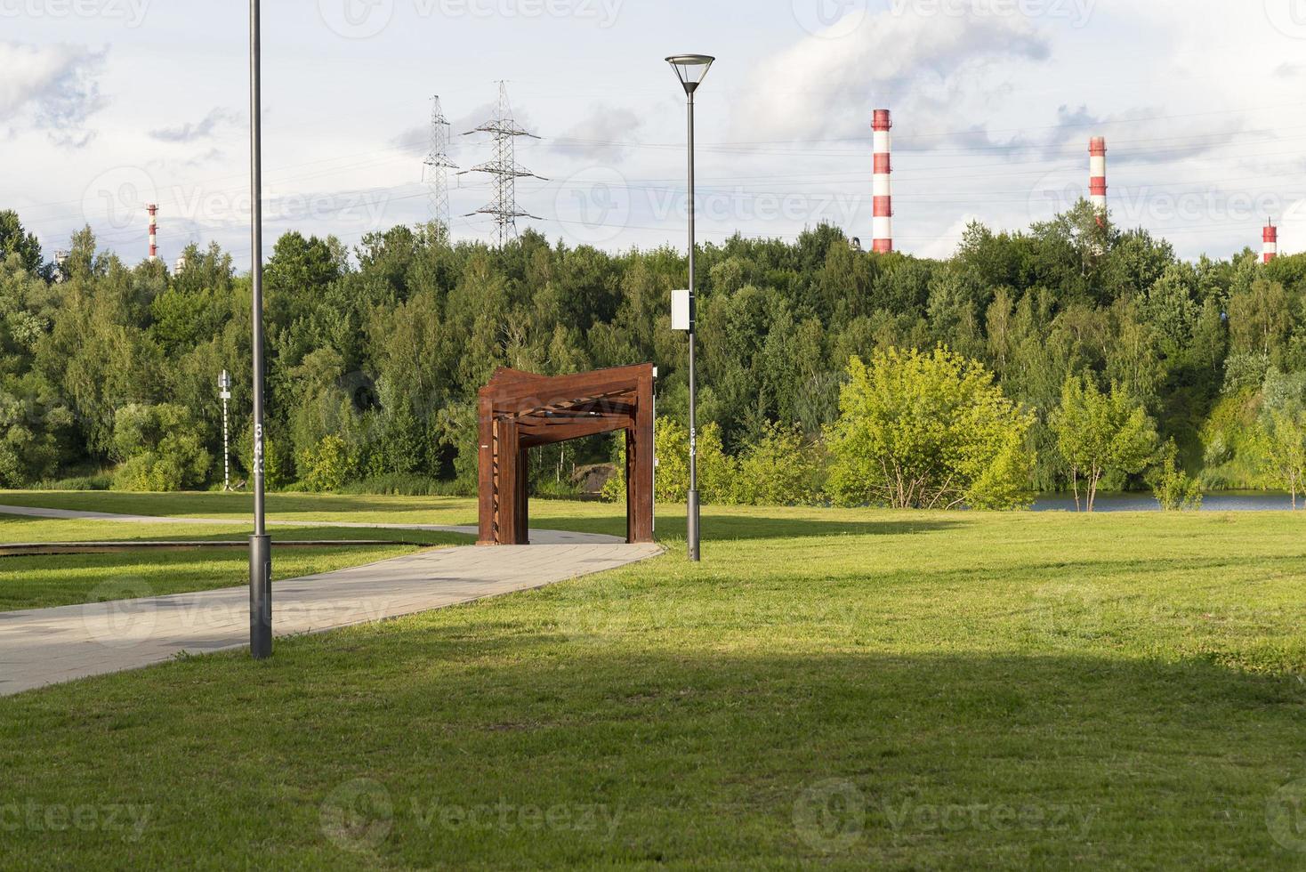 gräsmatta, kraftledning, i sommarparken. foto