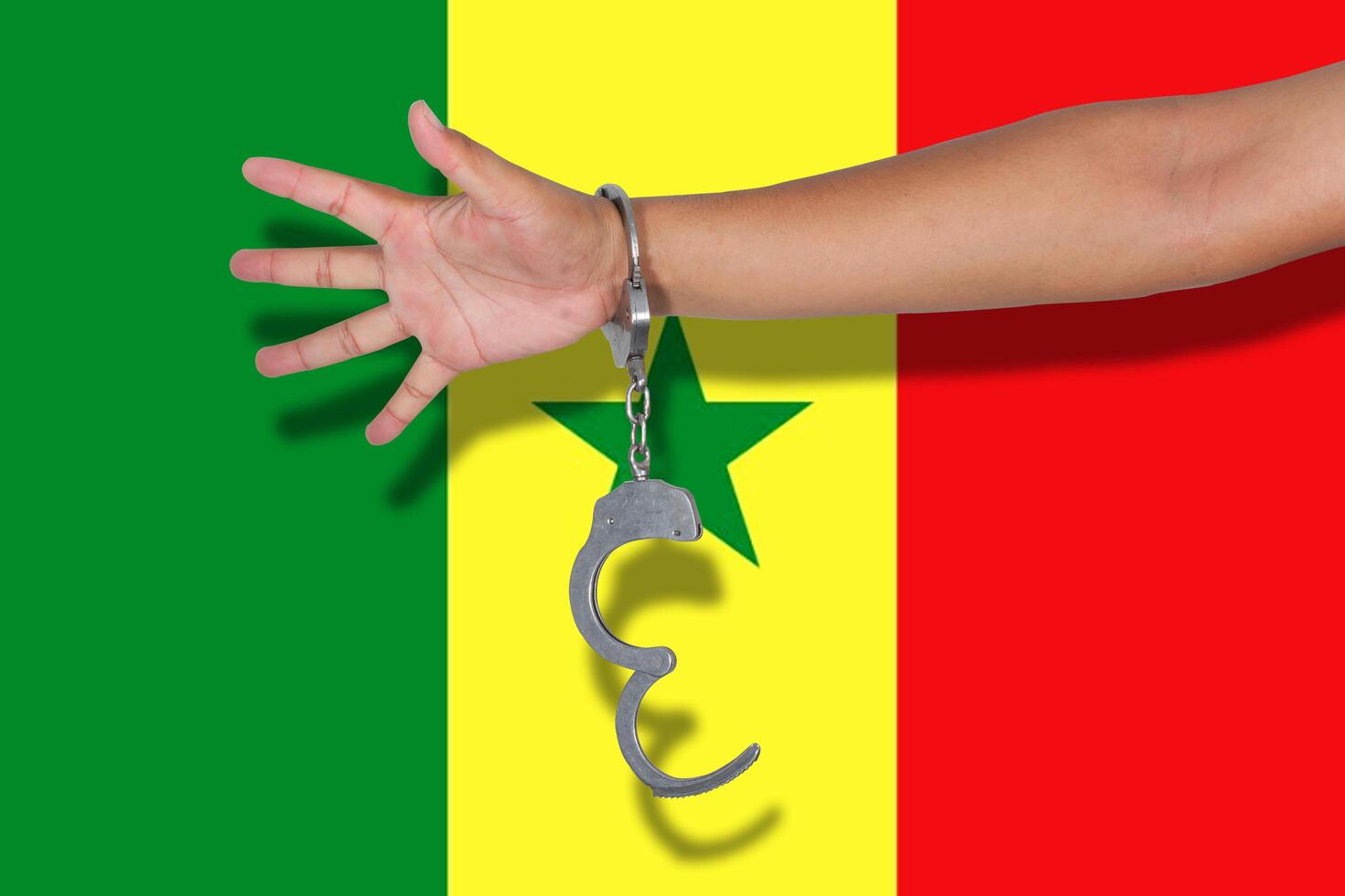 handbojor med handen på senegalska flaggan foto