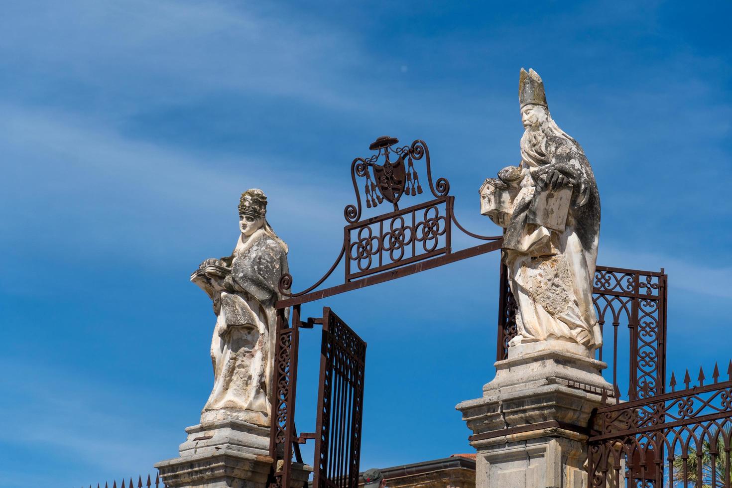 Sicilien, Italien, 2019 - porten till katedralen i cefalu foto