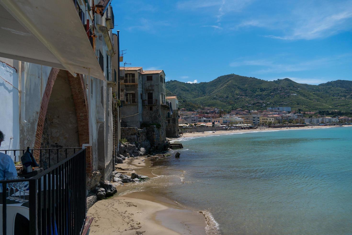 kustlinjen i cefalu en stad och kommun i den italienska storstadsstaden Palermo foto