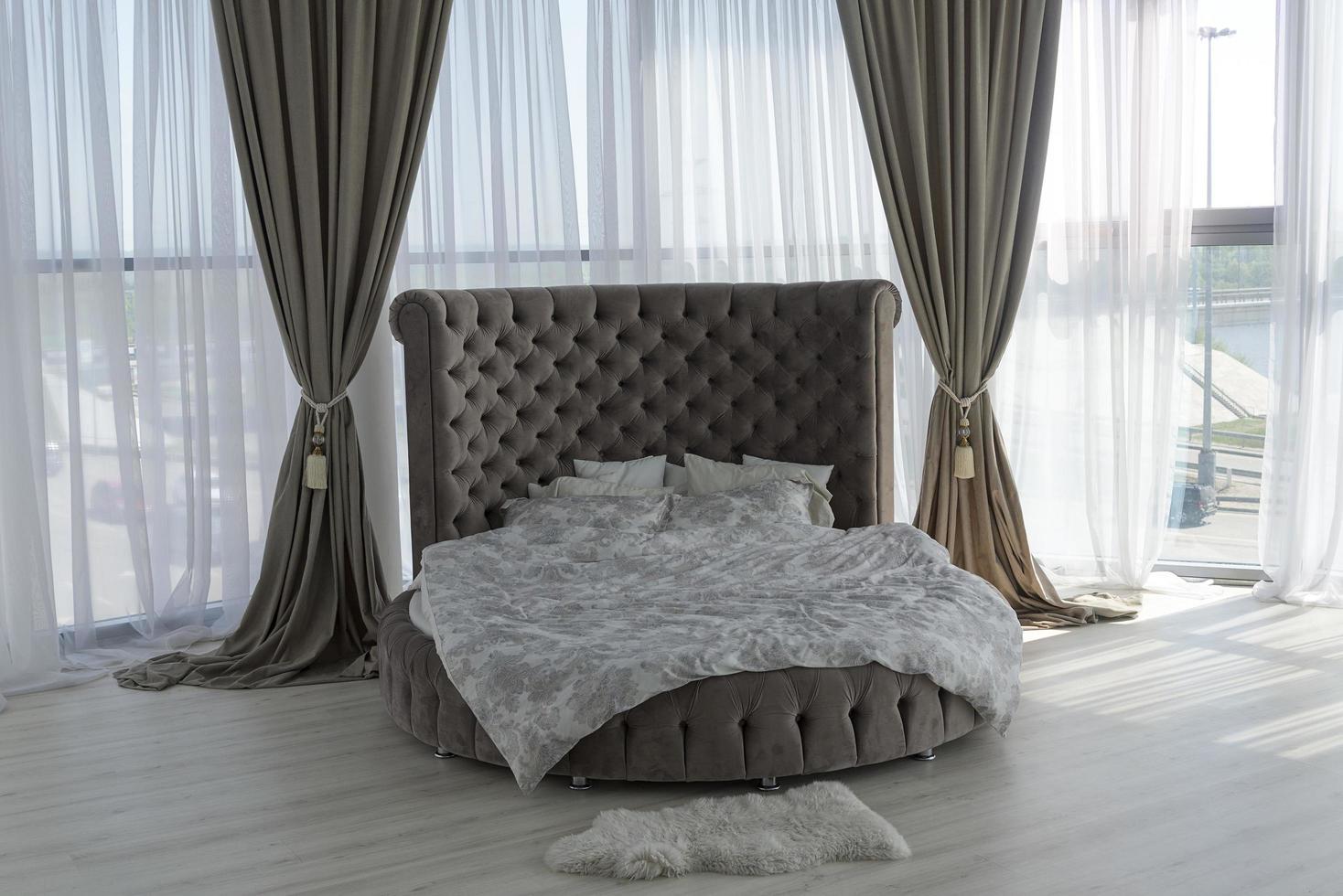 interiör av det vackra sovrummet med en rund säng foto