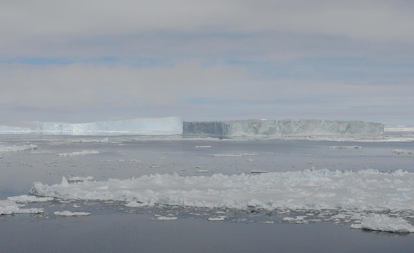 antarktis ändlösa isfält isberg i havet foto