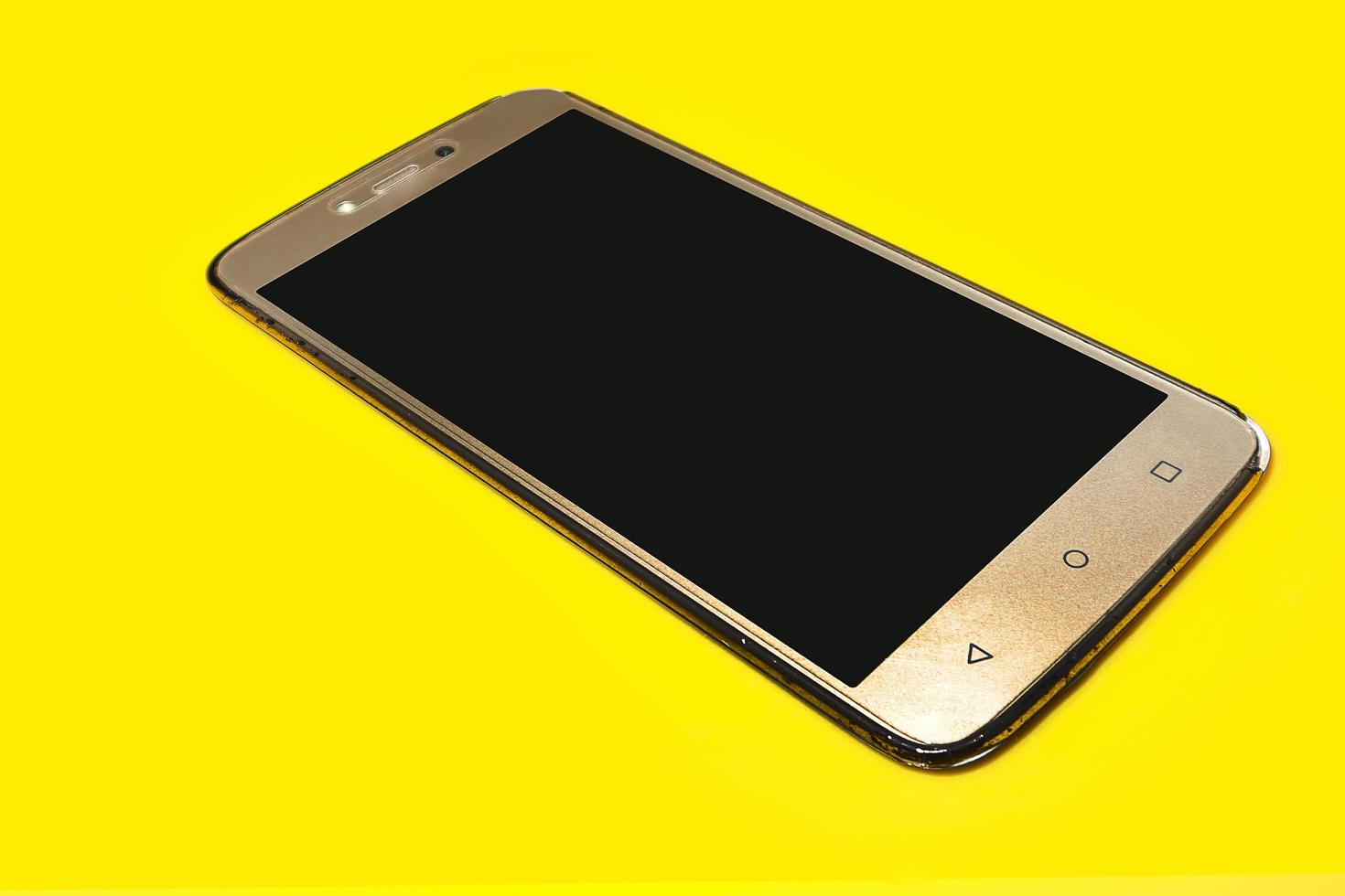 smart telefon på gul bakgrund. foto