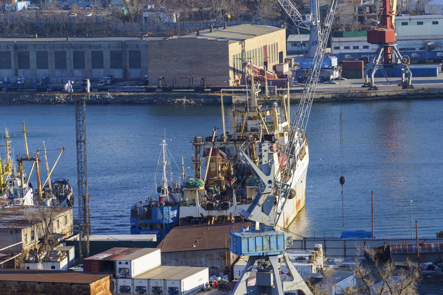 vladivostok, Ryssland - 27 november 2021 - industrilandskap med utsikt över diomidovsky hamn och fartyg. foto