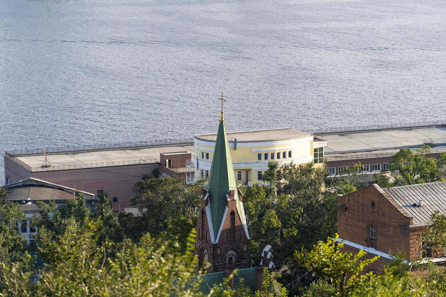 stadsbild med utsikt över kustlinjen i Vladivostok, Ryssland foto