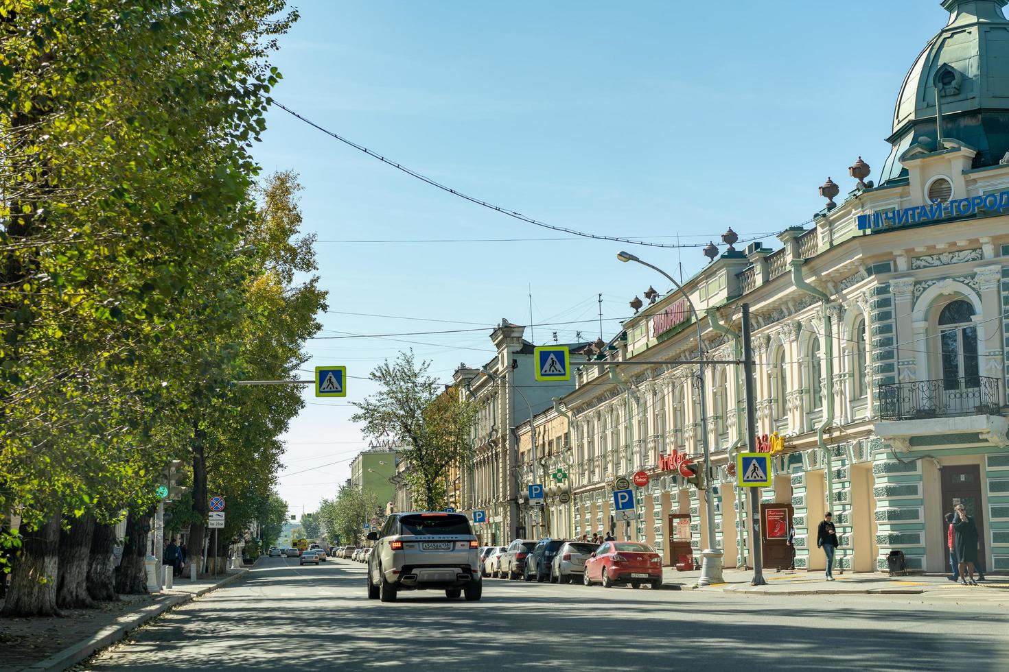 slyudyanka, irkutsk-regionen - 16 september 2020 - stadslandskap med utsikt över järnvägsstationsbyggnaden. foto