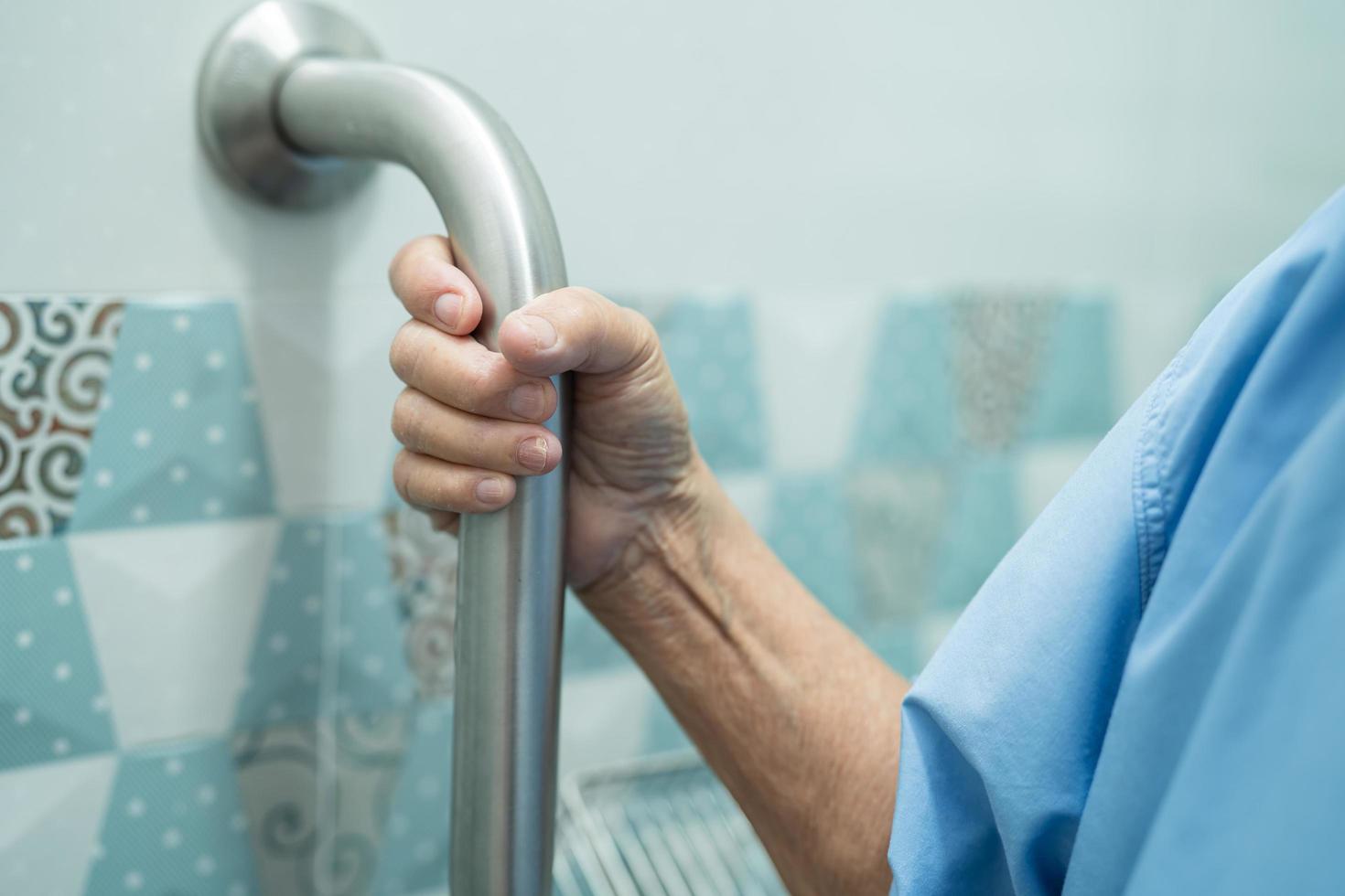 asiatisk senior kvinna patientanvändning handtag säkerhet på vårdsjukhus foto