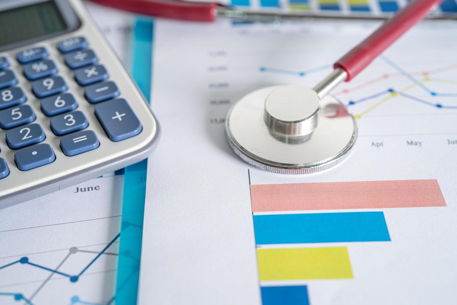 stetoskop på diagram och diagram papper, finans, konto, statistik, investeringar, analytisk forskningsdataekonomi och affärsidé. foto