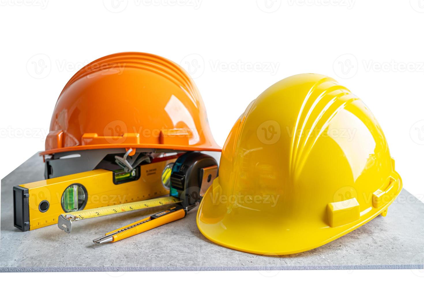säkerhet första hård hjälm hatt och ingenjör verktyg på vit bakgrund, teknisk konstruktion och arkitektur koncept. foto