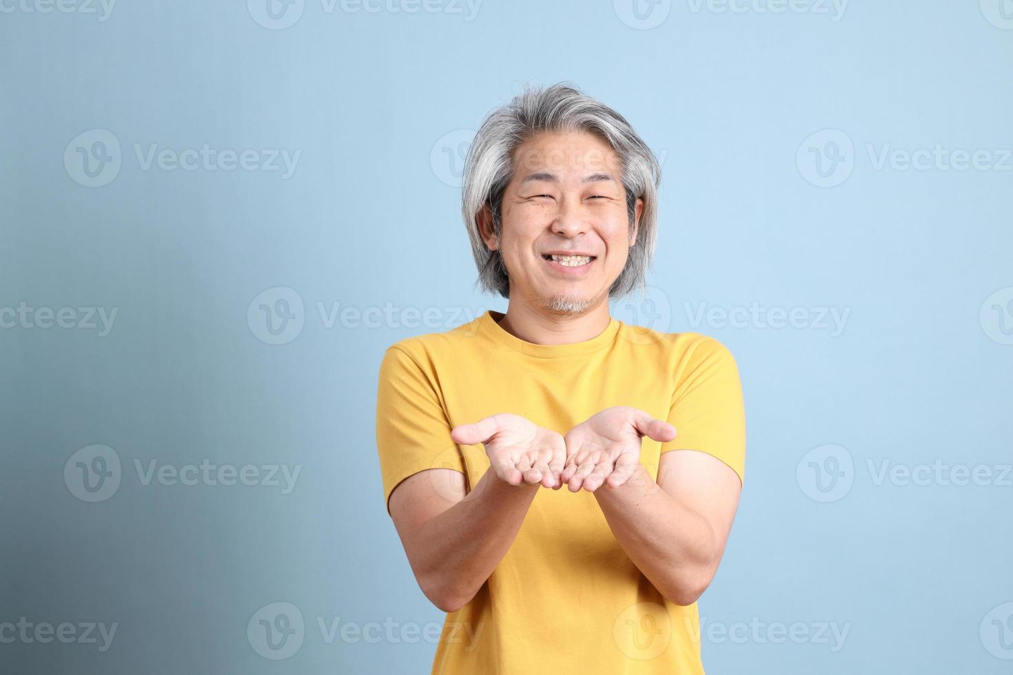 asiatisk man med gul t-shirt foto