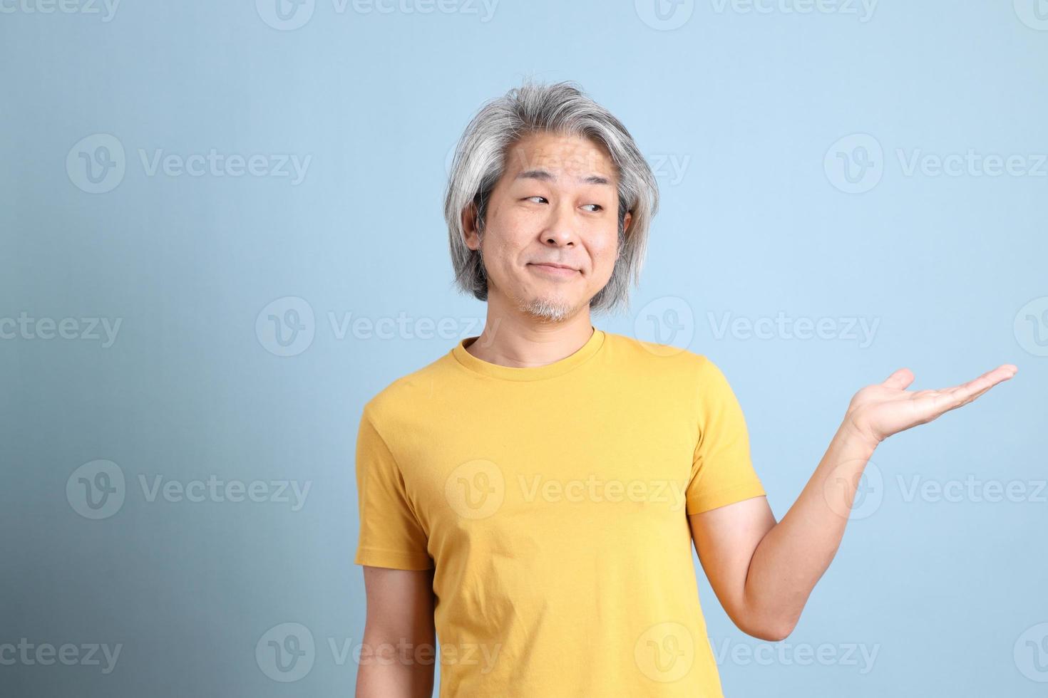 asiatisk man med gul t-shirt foto
