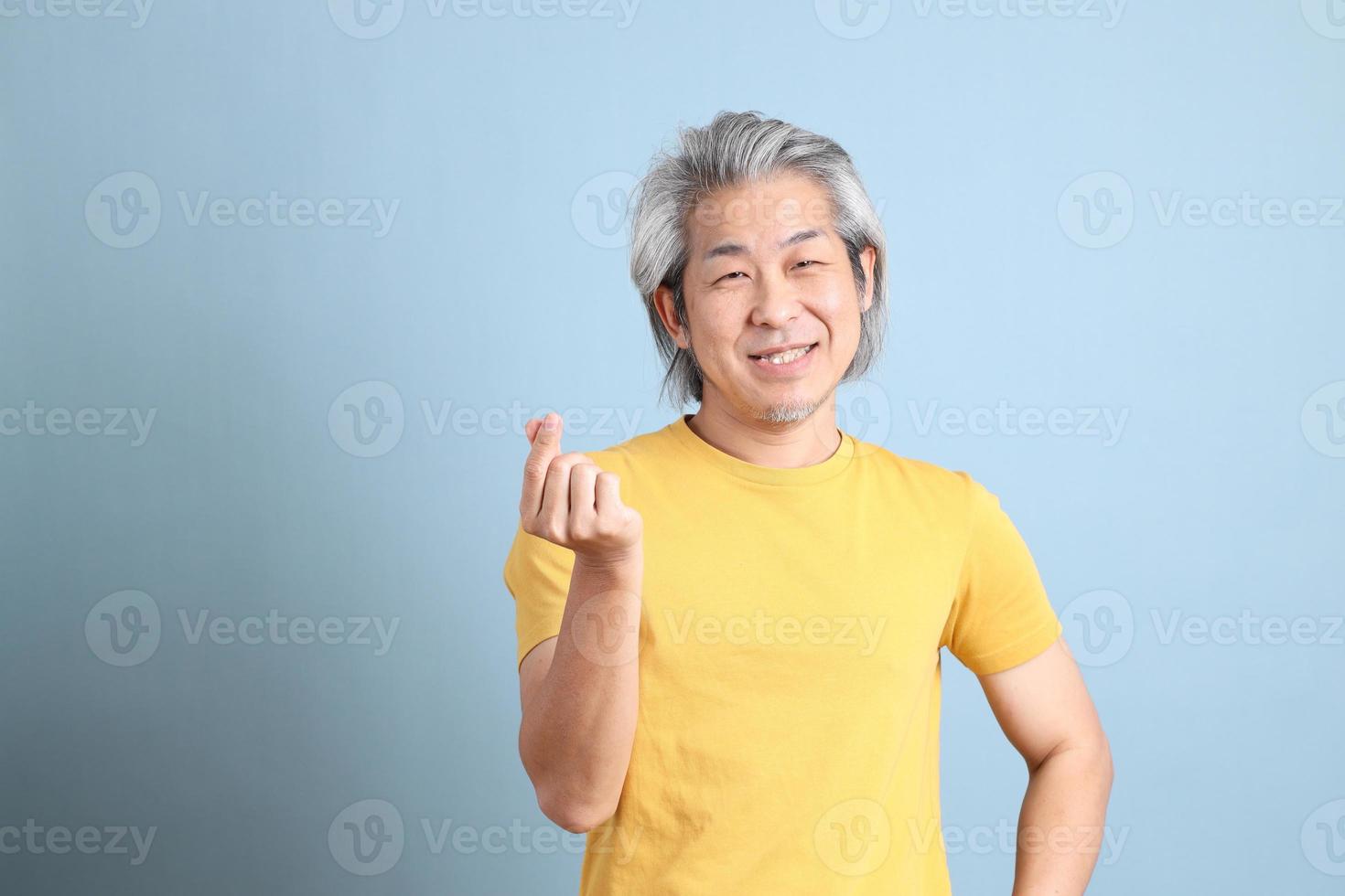 asiatisk man med gul t-shirt foto