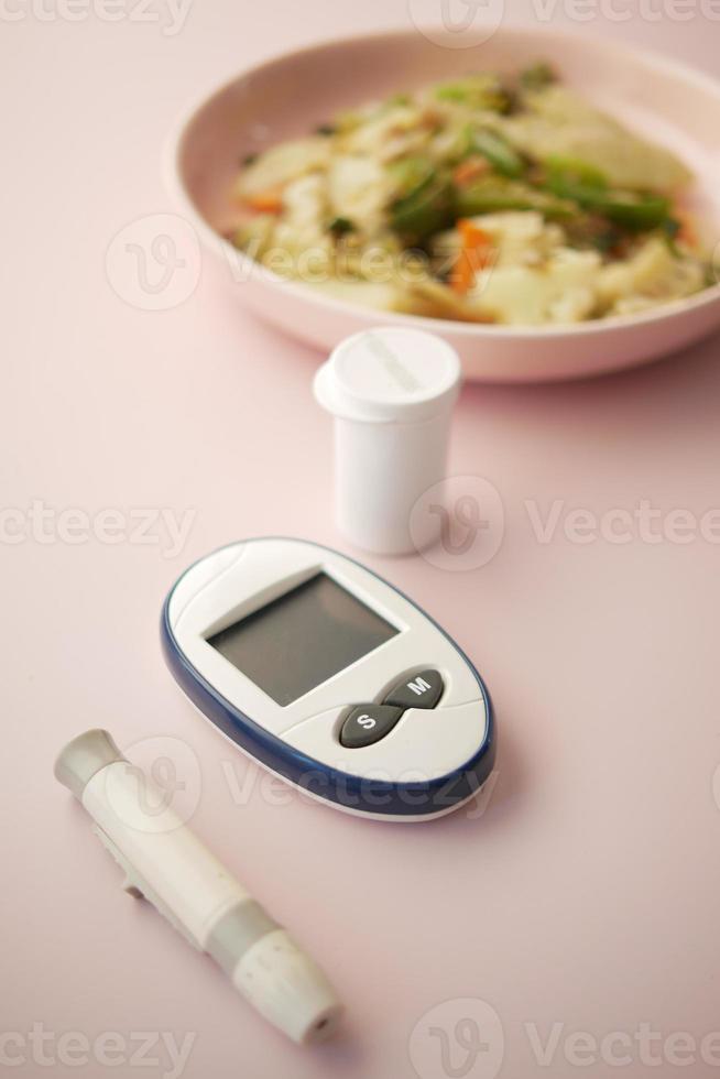 diabetiska mätverktyg och hälsosam mat på bordet foto