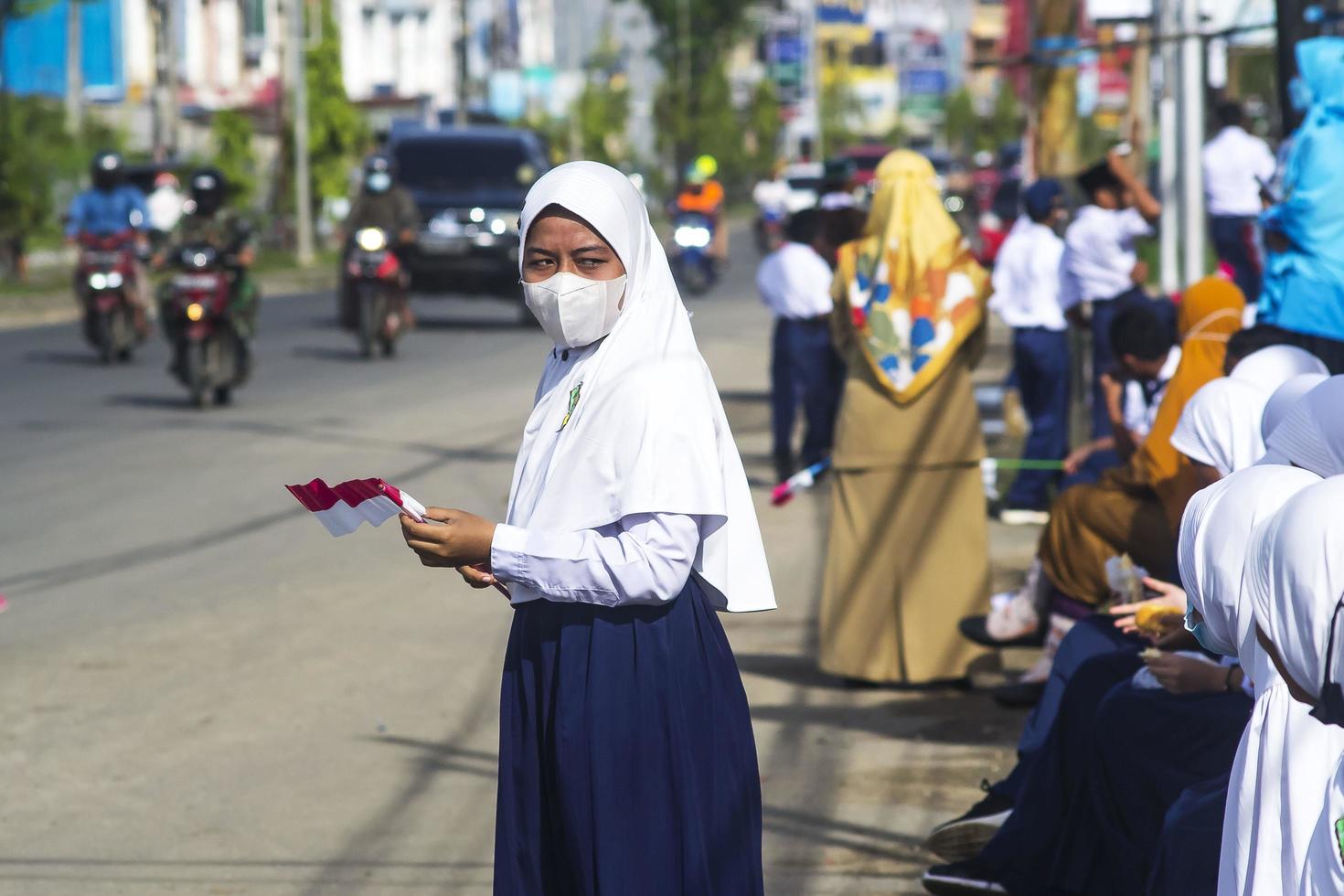 sorong, västra papua, indonesien, 4 oktober 2021. statsbesök av Indonesiens president, joko widodo. skolbarn och lärare välkomnade presidentens ankomst från sidan av vägen. foto