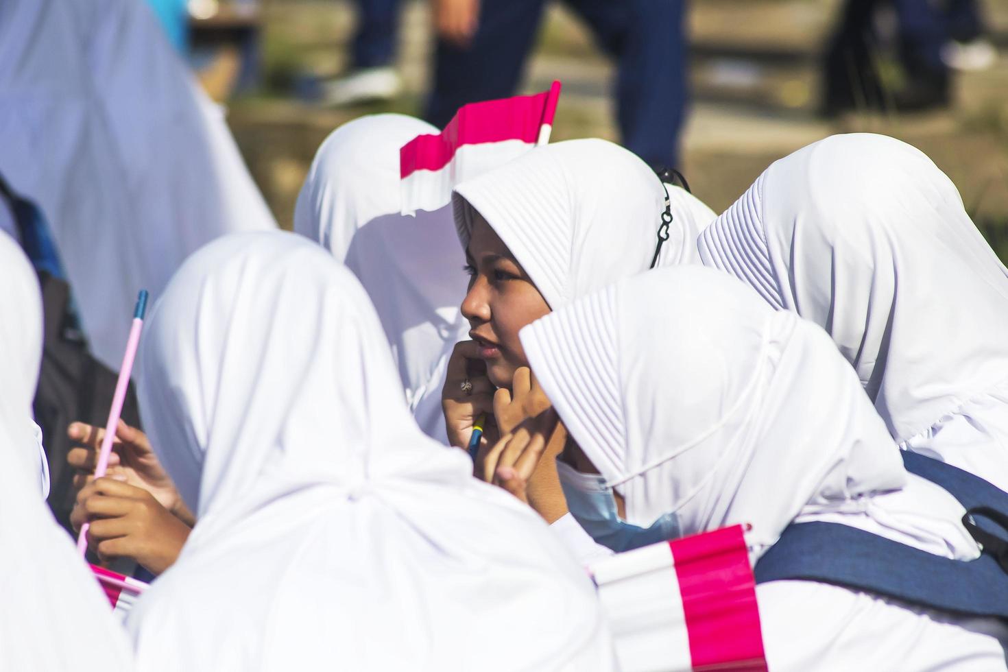 sorong, västra papua, indonesien, 4 oktober 2021. statsbesök av Indonesiens president, joko widodo. skolbarn och lärare välkomnade presidentens ankomst från sidan av vägen. foto